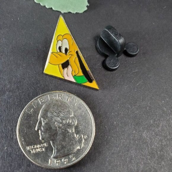 Disney Pluto Trading Pin Mickey Mouse Dog Lapel Pin Brooch Accessories Jewelry - Picture 3 of 6